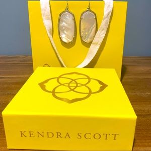 Kendra Scott Elle earrings in mother of pearl. New.